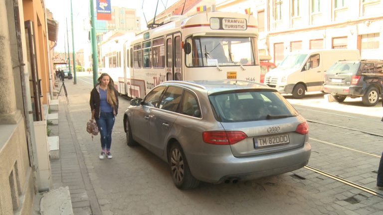 Tupeul nu are limite! A blocat tramvaiul turistic după ce și-a lăsat mașina pe linii FOTO-VIDEO