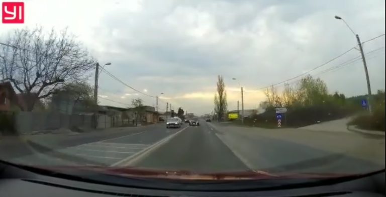 Inconștiență la volan. La un pas să provoace un accident grav! VIDEO