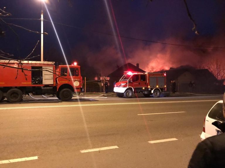 Vagoane făcute scrum și un depozit al CFR afectat după incendiul din Gara Caransebeș. VIDEO