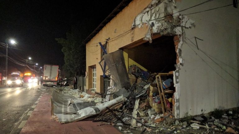 Accident grav în vestul țării. Un TIR a intrat într-o casă!
