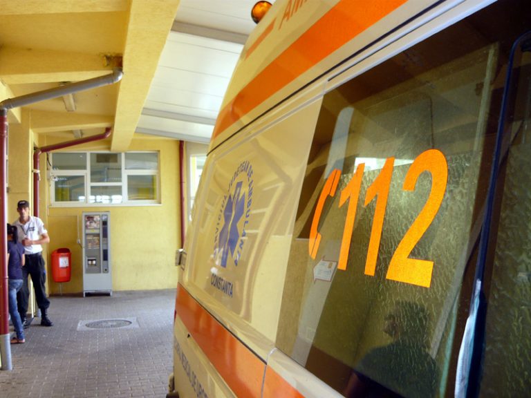 Trei persoane au ajuns la spital, după ce un microbuz a intrat într-un grup de pietoni