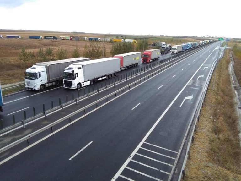 Şoferii de camioane aşteaptă patru ore la ieşirea din ţară prin PTF Nădlac II
