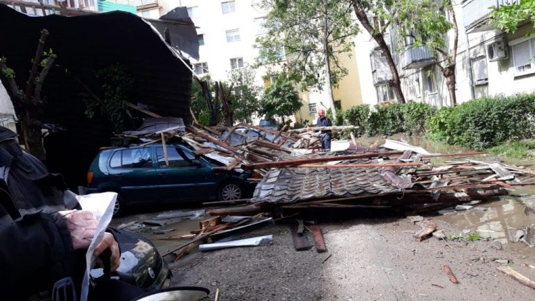 Furtună violentă la Tg. Jiu. Vântul a smuls acoperișul unui bloc și l-a aruncat pe 5 mașini