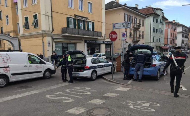 Românca înjunghiată în stradă de un infirmier în Italia, salvată de un poliţist în afara serviciului