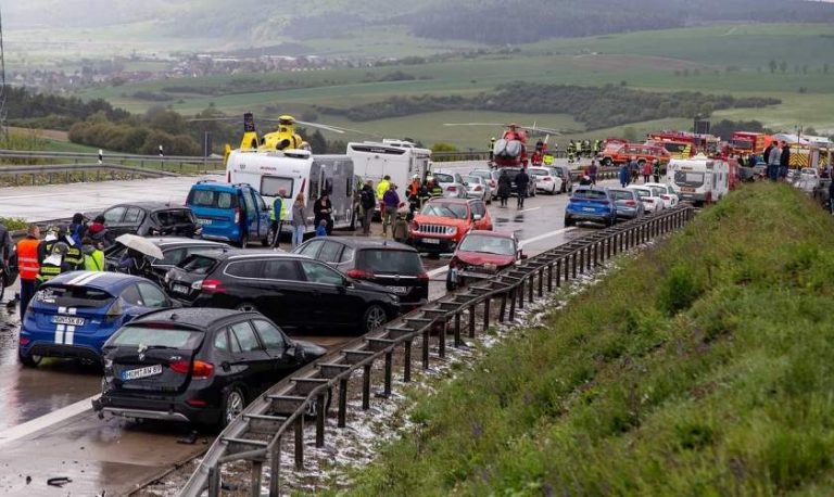 Accident cu 50 de mașini pe o autostradă din Germania. Cel puțin 25 de răniți
