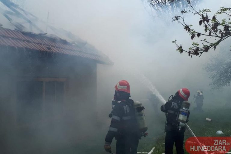 Mamă și fiu răniți într-un incendiu, în vestul țării