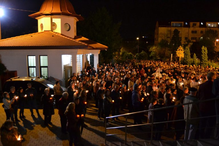 La vestea „Hristos a Înviat!”, zeci de mii de timișoreni au răspuns într-un glas, cu bucurie: „Adevărat a Înviat!” FOTO-VIDEO