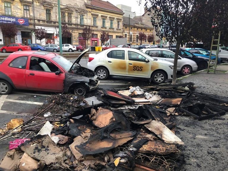 Mașină distrusă de un incendiu izbucnit la un morman de gunoaie, în Timișoara. FOTO