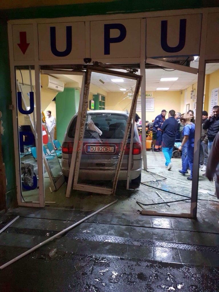 Bănățeanul care a intrat cu mașina prin ușile UPU a Spitalului Județean Craiova, trimis în judecată