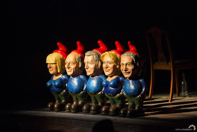Piesă de teatru controversată în vestul țării, cu pitici ce-i înfățișează pe Dragnea, Iohannis, Dăncilă, Băsescu și Udrea
