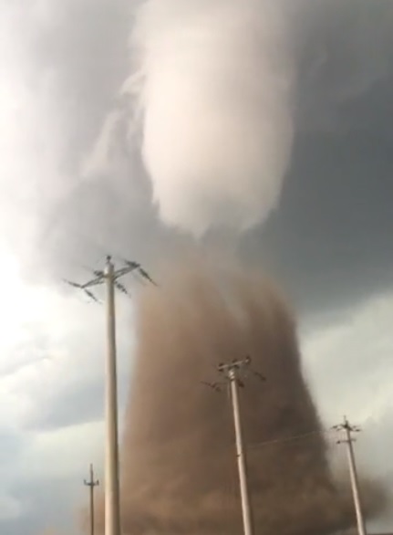 Imagini incredibile cu o tornadă, surprinse în România VIDEO