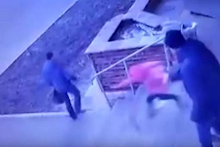 (VIDEO) Pedeapsă extremă! Tatăl şi-a împins fetiţa de 6 ani pe scările unui magazin