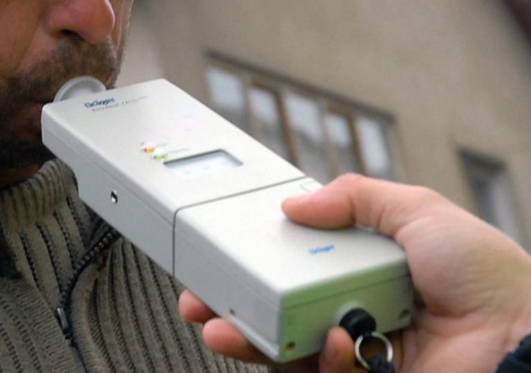 Iresponsabilitate la puterea a treia. Băut și fără permis, la volanului unei mașini împrumutate