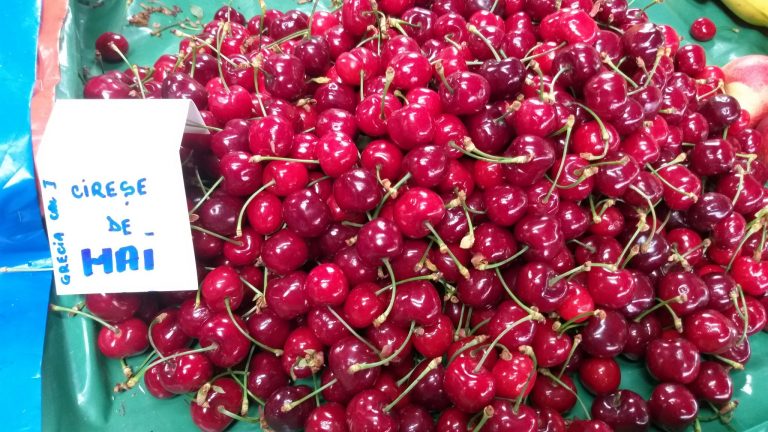 Cireșele ”de argint” și comerțul cu trufandale. Ce prețuri au fructele-vedetă ale sezonului în piețele timișorene FOTO-VIDEO