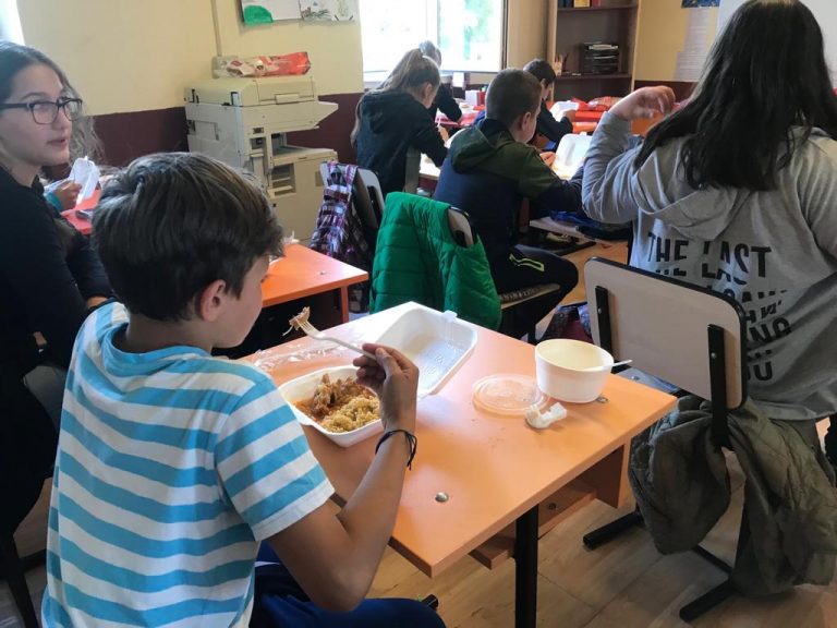 A demarat programul ”O masă caldă pentru elevi” la o școală din Timiș. FOTO