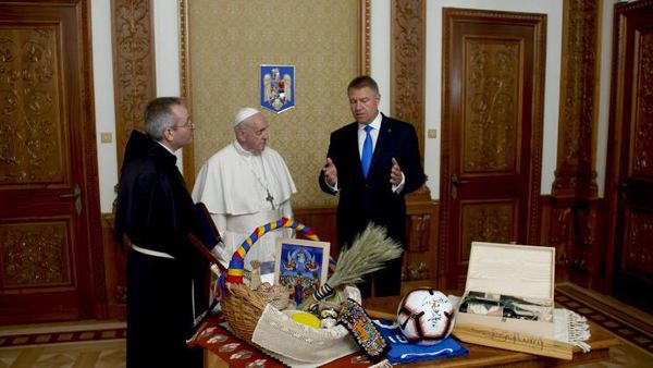 Vin din Arad, printre cadourile oferite Papei Francisc la Palatul Cotroceni