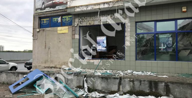Bancomat aruncat în aer la Arad. Ce au descoperit hoții după ce au devastat o întreagă clădire