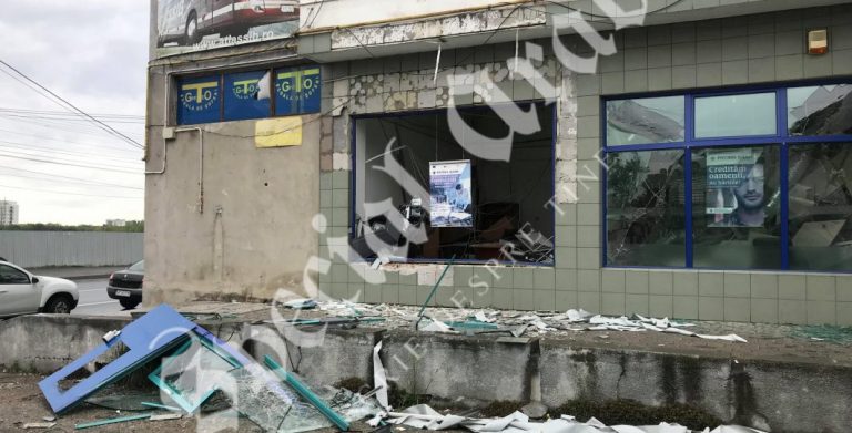Bancomat aruncat în aer la Arad. Ce au descoperit hoții după ce au devastat o întreagă clădire