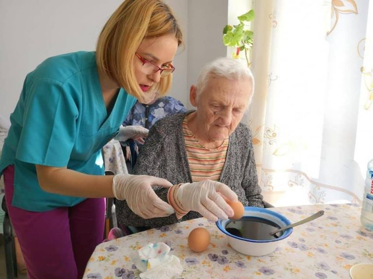 Vârstnicii din Timișoara vor primi o masa caldă chiar la ușa lor