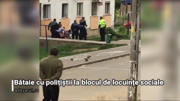 Cum au luat bătaie patru polițiști și un jandarm care ”au stricat” o petrecere. Momentul a fost filmat