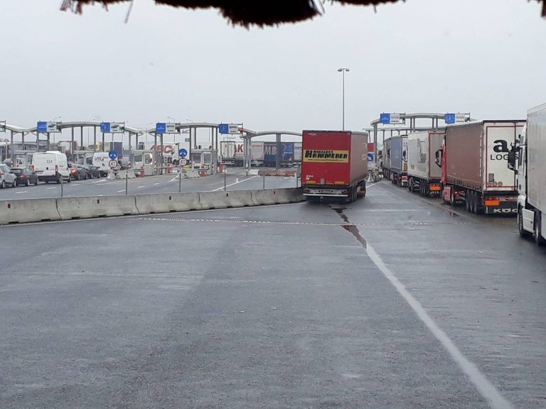 Așteptare infernală! Blocaj în vămile din vest după ce sistemul informatic al ungurilor a căzut!