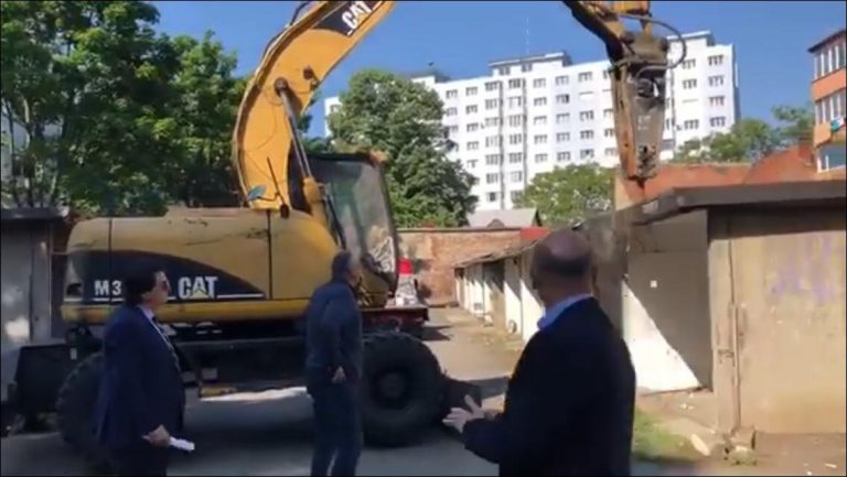 Primarul Robu s-a filmat în timp de demola garajele într-o zonă din Timișoara. VIDEO