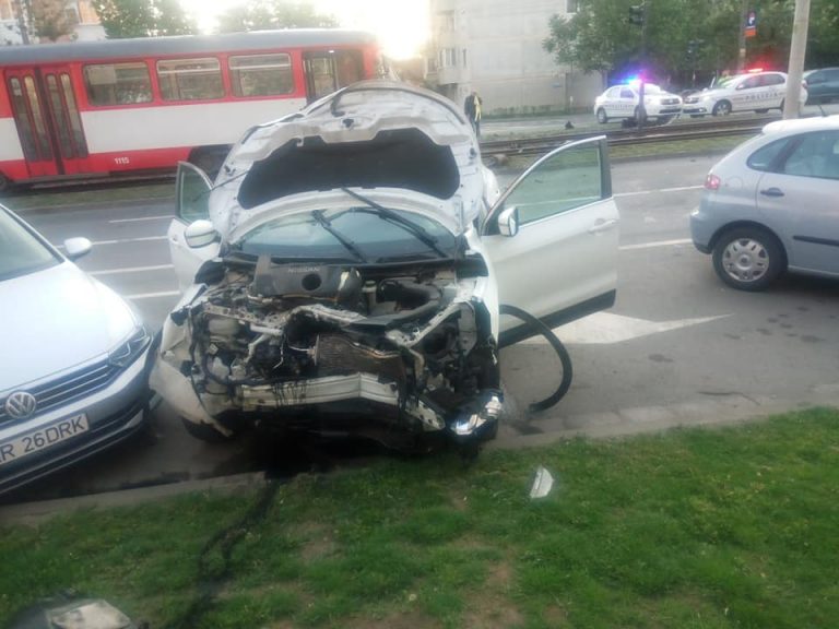Accident grav! Două autoturisme s-au ciocnit violent în Arad