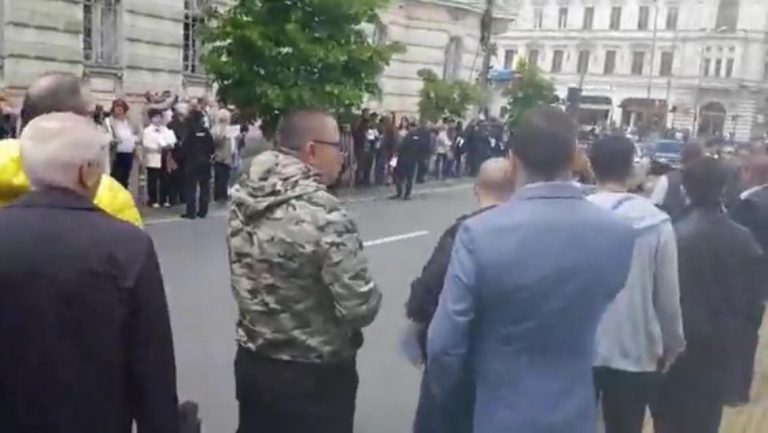 Dăncilă, așteptată cu proteste în fața Prefecturii Arad. VIDEO