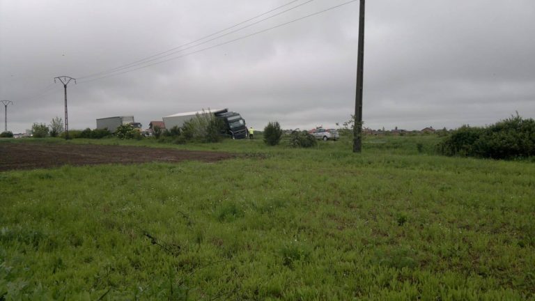 Șoferii semnalează: gropile de pe drumul spre A1 duc la accidente