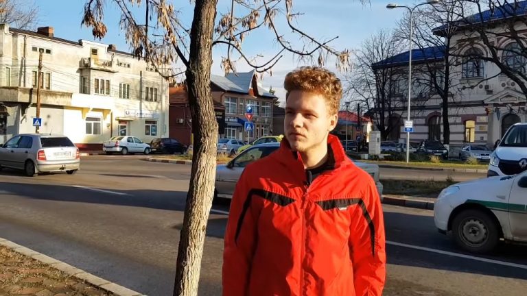 Elev pedepsit pentru postarea de ,,imagini indecente” cu profesoara de desen. Decizia școlii a suprins pe toată lumea