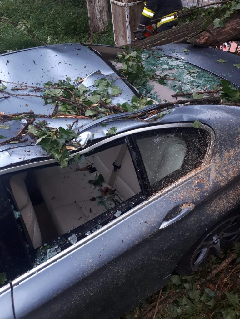 Cinci drumuri blocate și zeci de apeluri pentru pompierii arădeni