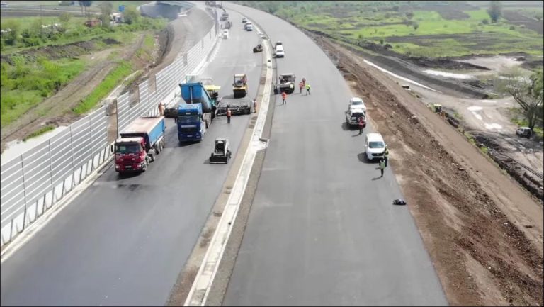 Curând vom avea noi kilometri de autostradă în vestul țării. Se toarnă ultimul asfalt pe lotul 3 din Lugoj-Deva. VIDEO