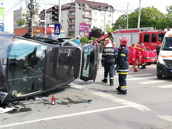 Doi copii și un bărbat răniți într-un accident, la Timișoara. O mașină a trecut pe roșu și a lovit alte 3 autoturisme
