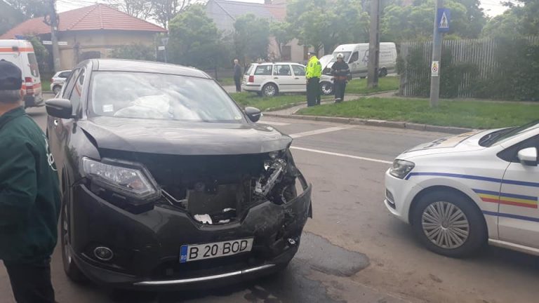Două mașini s-au ciocnit într-o intersecție din Timișoara FOTO