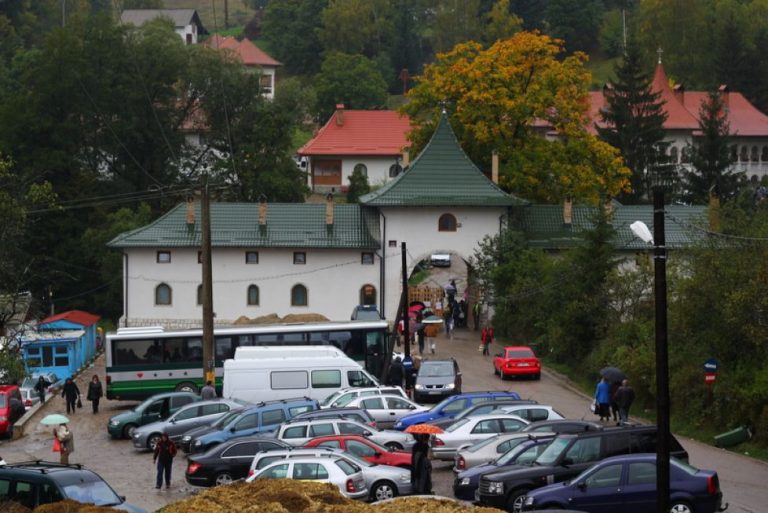 Accident rutier grav lângă Prislop: două femei venite în pelerinaj la mormântul lui Arsenie Boca au fost rănite