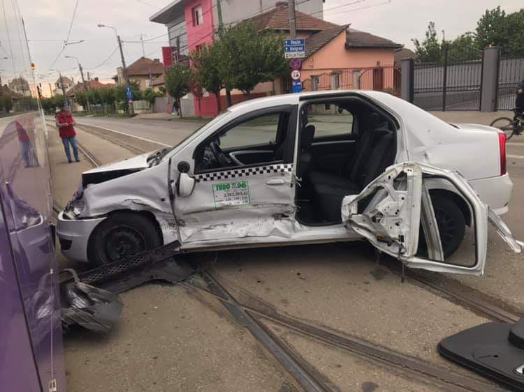 O șoferiță la volanul unui BMW nu a oprit la „stop” și a izbit, din plin, un taxi FOTO