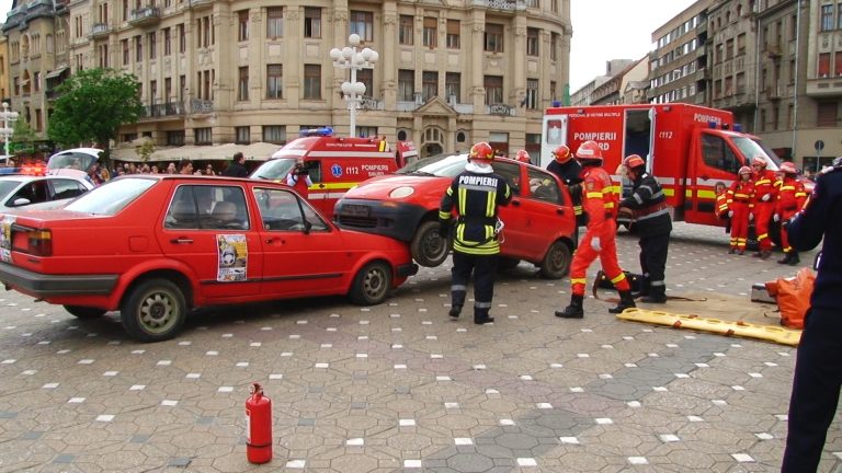 Simularea unui grav accident de circulație cu victime a adunat zeci de spectatori în Piața Victoriei. FOTO-VIDEO