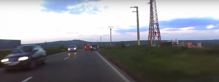 Depășire inconștientă! Momentul șocant în care un șofer a fost la un pas de a provoca o tragedie