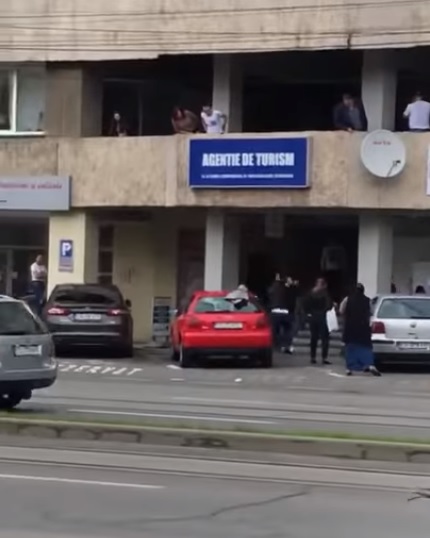 Bătaie „ca-n șapte păcate” în centrul unui oraș din vestul țării VIDEO