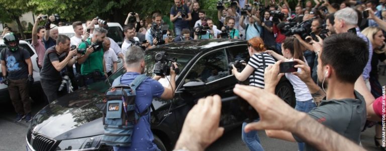 Liviu Dragnea a plecat să se predea. Ce i-au strigat oamenii la ieșirea din garaj