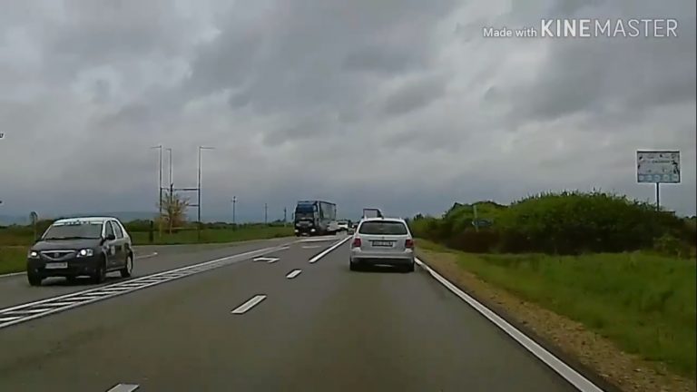 Impact mortal, Dacia Logan filmată cum loveşte cu o viteză fantastică un TIR VIDEO
