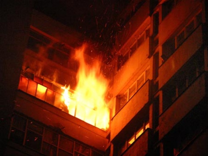 Apartament în flăcări în vestul țării. O persoană, transportată la spital
