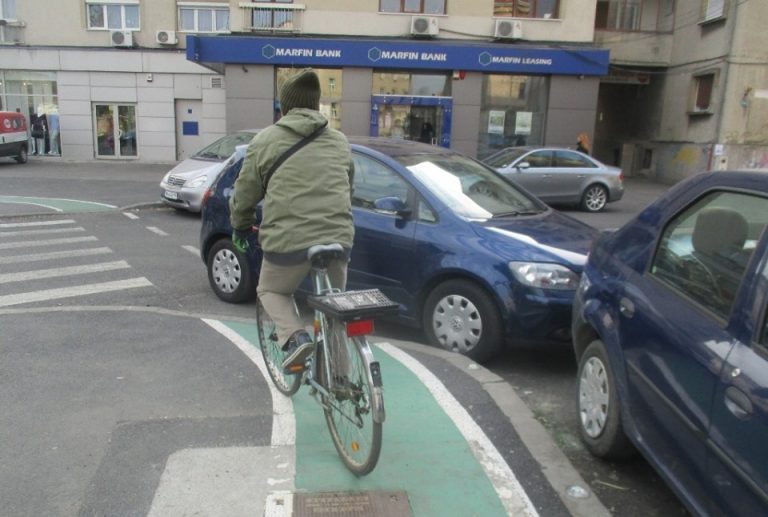 Bicicliștii nu vor piste vopsite, specialiștii din primărie dau garanții: Vopseaua, mai ieftină decât asfaltul colorat