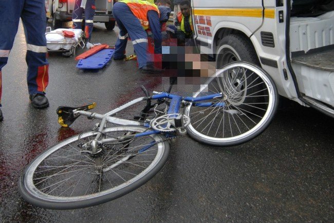 Un biciclist a murit după ce a fost lovit de un autocamion