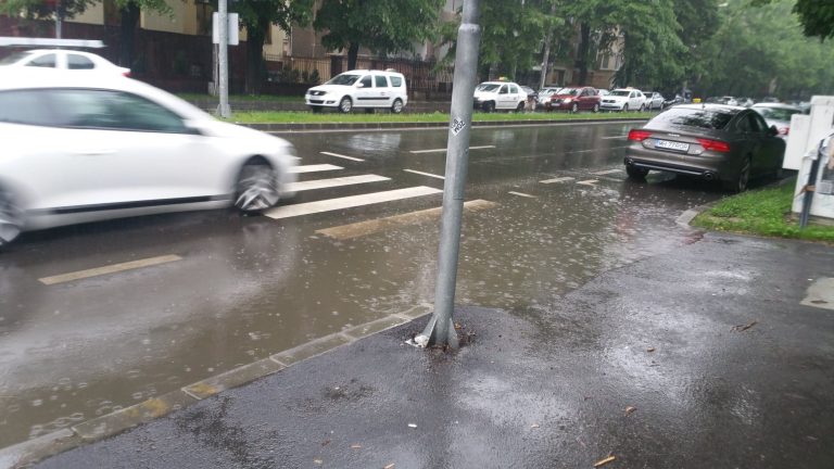 Traversarea unui bulevard proaspăt reabilitat la Timișoara se face prin… bălți! FOTO