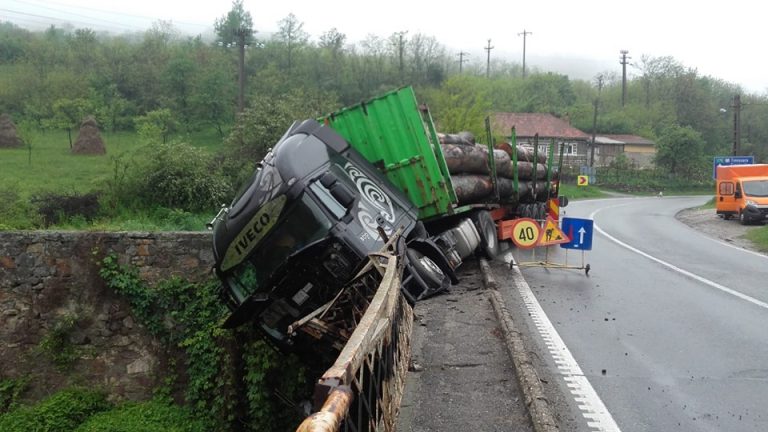 Camion suspendat pe un cap de pod. Circulație blocată parțial pe DN 6