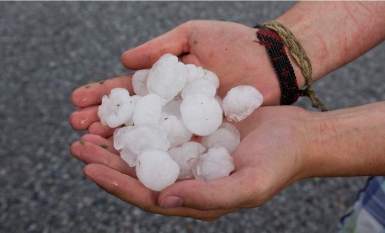 Alertă meteo cu efect imediat într-un județ din vestul țării. Grindină, vijelii şi ploi puternice
