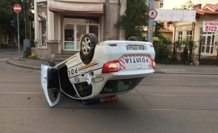 Polițist beat la volan. S-a răsturnat cu autospeciala în timpul serviciului