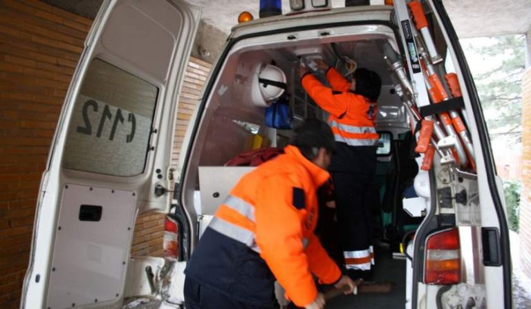 Soţia unui preot s-a aruncat din ambulanţa care o ducea la spital