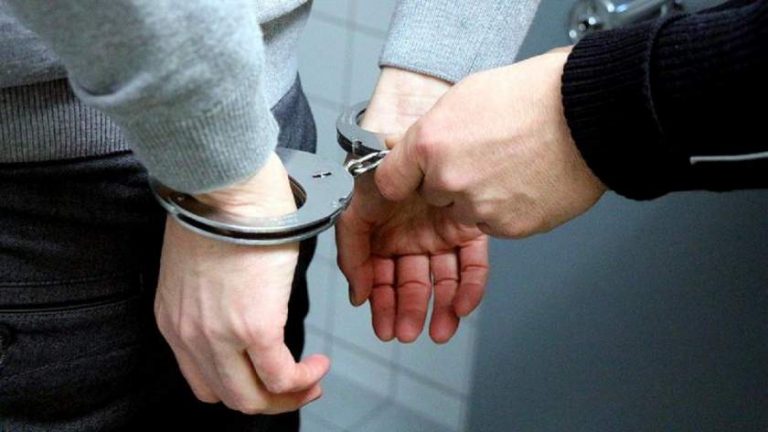 O bătrână, tâlhărită în scara blocului pentru 99 de lei